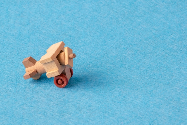 Une maquette en bois d'un vieil avion sur bleu Photo Premium