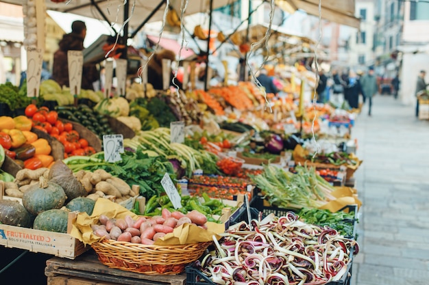 Marche Alimentaire Dans La Rue De Venise En Italie Photo Premium