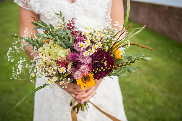 La Mariée Tient Un Bouquet De Fleurs Fraîches De Printemps