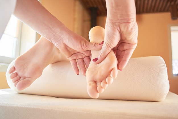 Massage Des Pieds Se Bouchent Dans Le Salon Spa Photo Premi