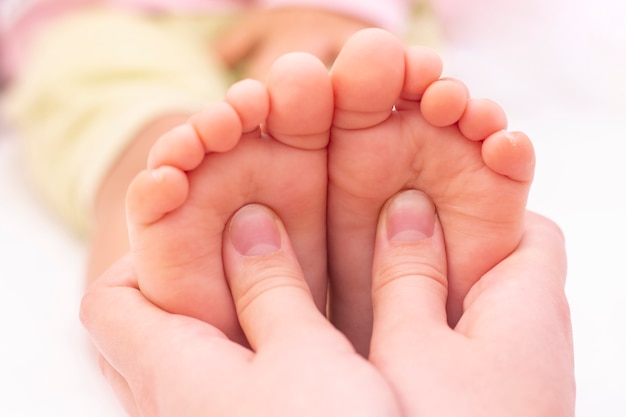 Masseur Massant Le Pied D Un Petit Enfant La Mere Fait Un Massage Sur Son Pied De Bebe Prevention Des Pieds Plats Developpement Tonus Musculaire Photo Premium