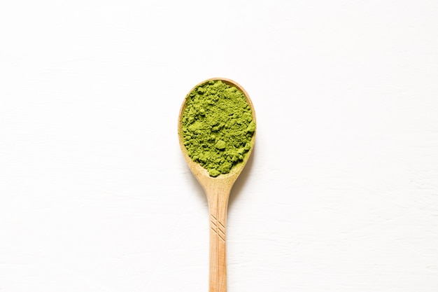 Matcha. Thé Vert En Poudre Japonais Dans Une Cuillère Sur Un Fond Blanc. Vue De Dessus Et Espace De Copie. Photo Premium