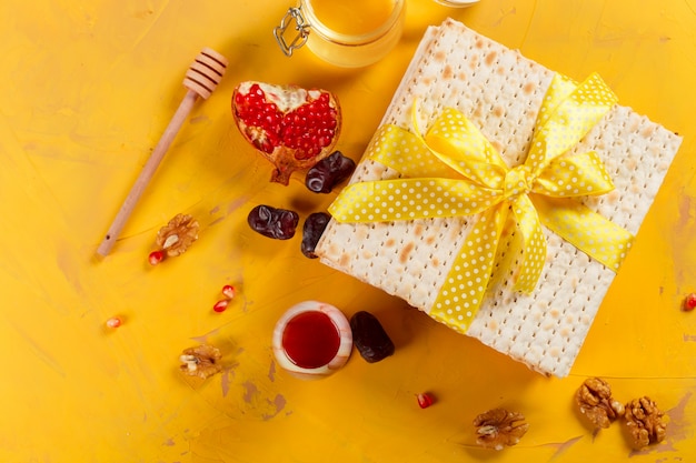 Matzo traditionnel juif casher pour la pesah de pâques Photo Premium