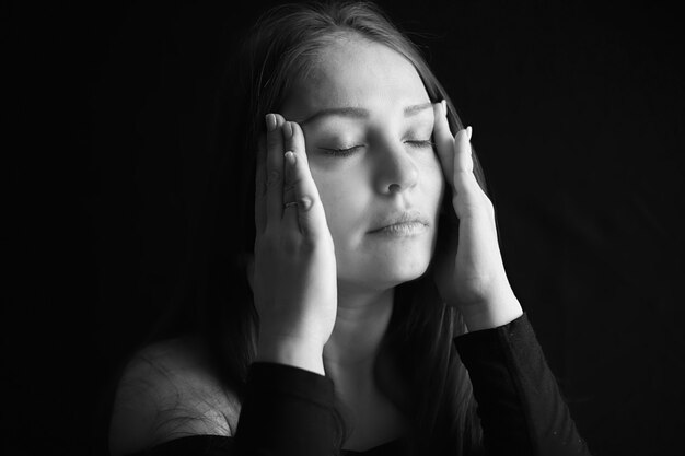 Maux De Tete Et Depression Portrait En Noir Et Blanc D Une Femme Fatiguee Photo Premium