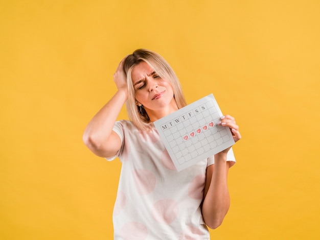 Maux de tête de la période de menstruation vue de face Photo gratuit