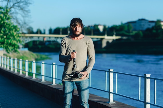 Le mec tire une pince dans le parc Photo Premium