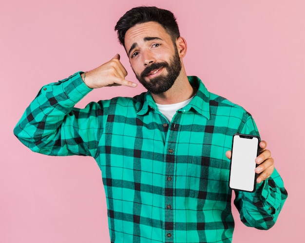 Mec vue de face faisant un geste de téléphone main Photo gratuit
