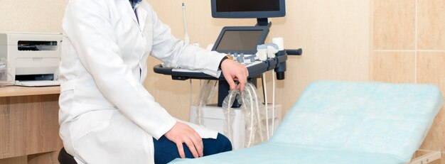 Médecin effectuant une échographie en clinique. attendre un enfant et diagnostiquer avec une échographie. Photo Premium