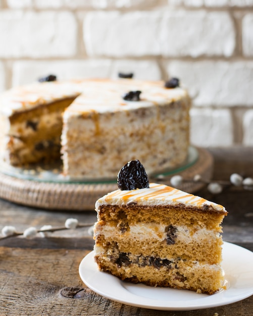 Medovik Gateau Au Miel Russe Gateau Aux Prunes Noix Et Pruneaux Gateau De Paques Photo Premium