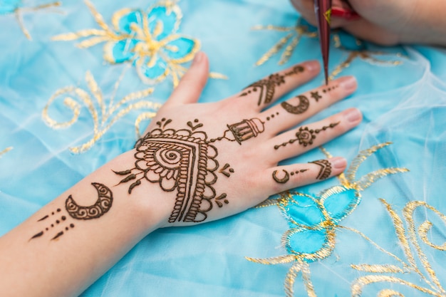 Mehndi Maître De Tatouage Dessine Sur Une Main De Femme