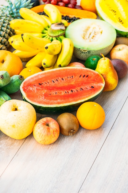 M lange de fruits  avec pomme banane  orange  et autres 