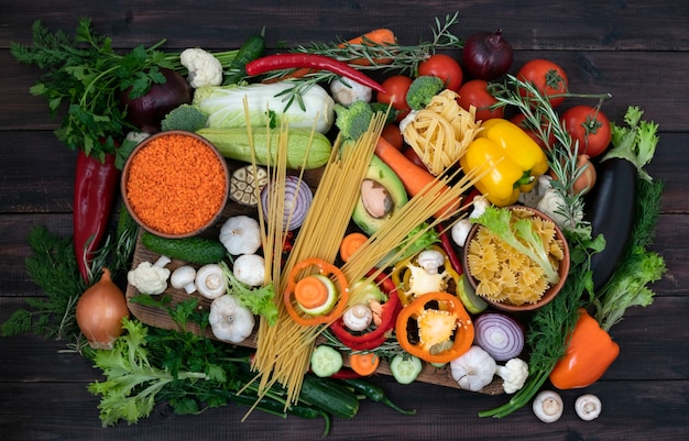 Un mélange de produits à base de plantes pour la cuisine méditerranéenne et végétarienne. Photo Premium