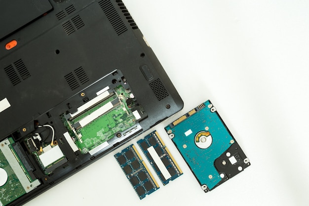 Mémoire ram et disque dur pour ordinateur portable sur fond blanc, concept d'ordinateur de réparation, vue de dessus. Photo Premium