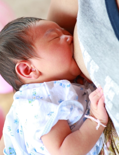 Mère allaiter son nouveau-né. Photo Premium