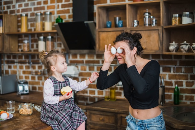 Mère Divertissant Daughte Dans La Cuisine Photo Gratuite 