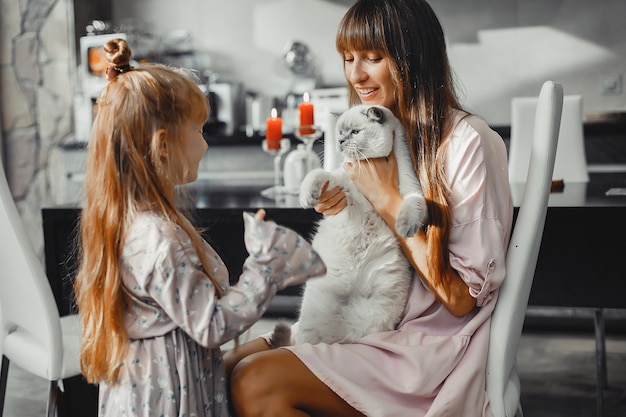 Mère avec fille à la maison Photo gratuit