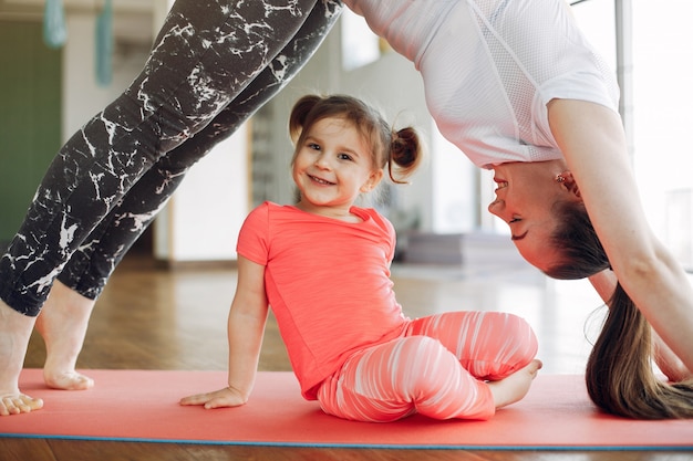 Mère et fille s'entraînant dans un gymnase Photo gratuit