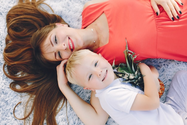 Mère avec fils jouant dans un parc d'été Photo gratuit