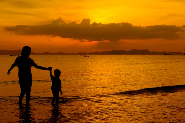 Une Mère Et Un Fils En Plein Air Au Coucher Du Soleil Avec Un Espace De Copie Télécharger Des