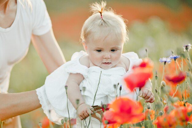 La Mere Garde Son Bebe Un Bebe Regarde Les Fleurs Photo Gratuite