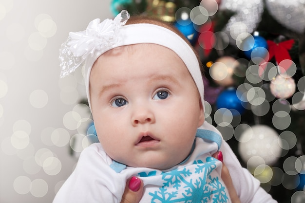 Mere Heureuse Avec Petit Bebe Pres De L Arbre De Noel Photo Premium