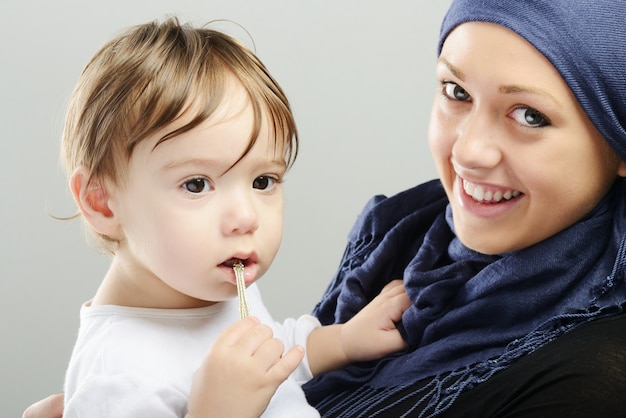 Mère Musulmane Arabe Jouant Et Prenant Soin De Son Bébé Photo Premium 