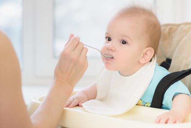Mère nourrit son bébé jour de bouillie de poitrine Photo Premium