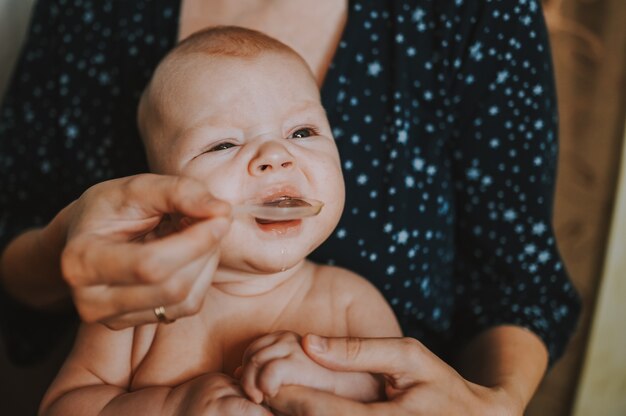 Mere Et Nouveau Ne Drole De Bebe Qui Pleure Emotionnellement Bebe Garcon Nu Prend Des Medicaments Liquides Ou Photo Premium