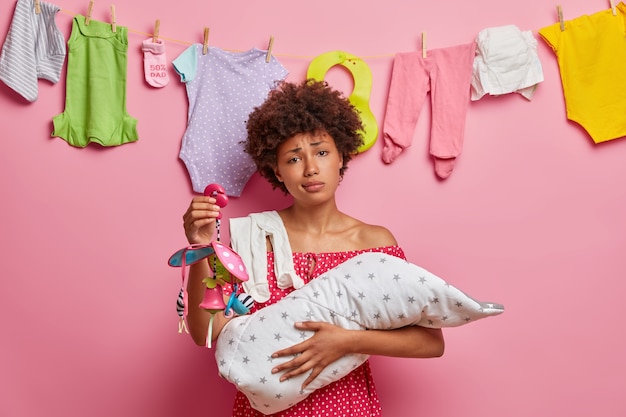 Une Mere Occupee Allaite Son Bebe Passe Des Nuits Blanches Embrasse Son Bebe Enveloppe Dans Une