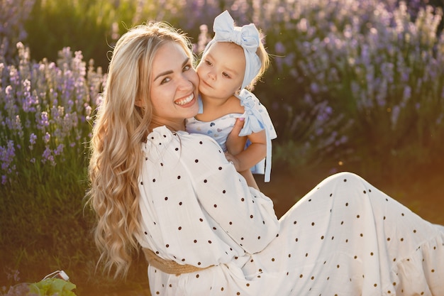 Mere Avec Petite Fille Sur Champ De Lavande Belle Femme Et Bebe Mignon Jouant Dans Le Champ De Prairie Vacances En Famille En Journee D Ete Photo Gratuite