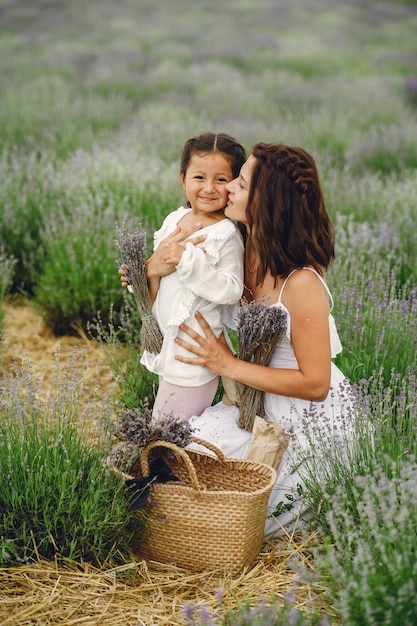 Mere Avec Petite Fille Sur Champ De Lavande Belle Femme Et Bebe Mignon Jouant Dans Le Champ De Prairie Vacances En Famille En Journee D Ete Photo Gratuite