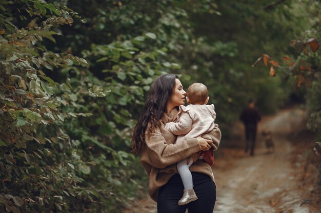 Mère avec petite fille jouant dans un champ Photo gratuit