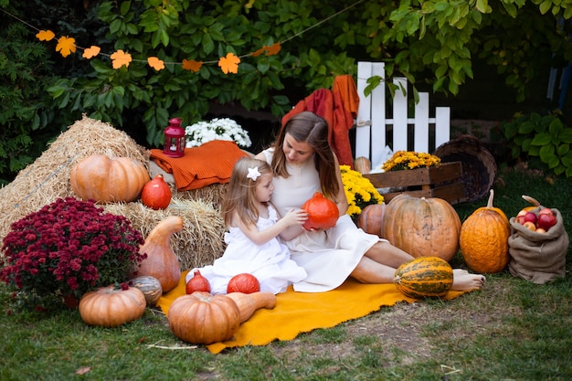 Mère et petite fille tenant une citrouille Photo Premium