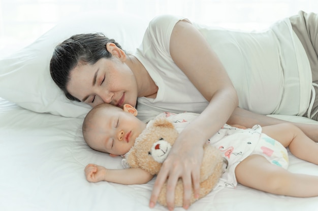 Mere Avec Son Bebe Dort Dans La Chambre Photo Gratuite