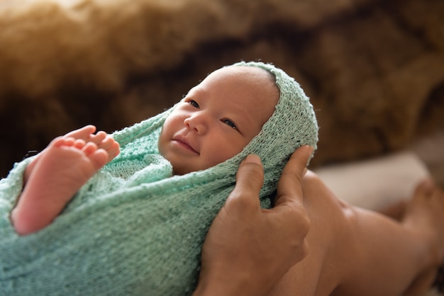 Mere Tenant La Tete Avec Son Petit Bebe Gros Plan De Fille Nouveau Nee Bebe Fille Asie Sur Sa Main De Maman Mignon Bebe Nouveau Ne Endormi Photo Premium