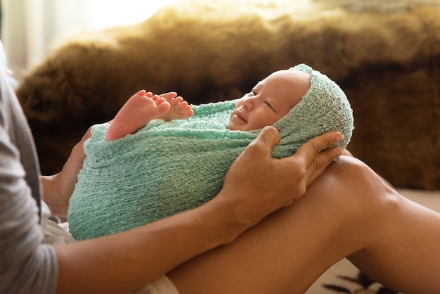 Mere Tenant La Tete Avec Son Petit Bebe Gros Plan De Fille Nouveau Nee Bebe Fille Asie Sur Sa Main De Maman Mignon Bebe Nouveau Ne Endormi Photo Premium