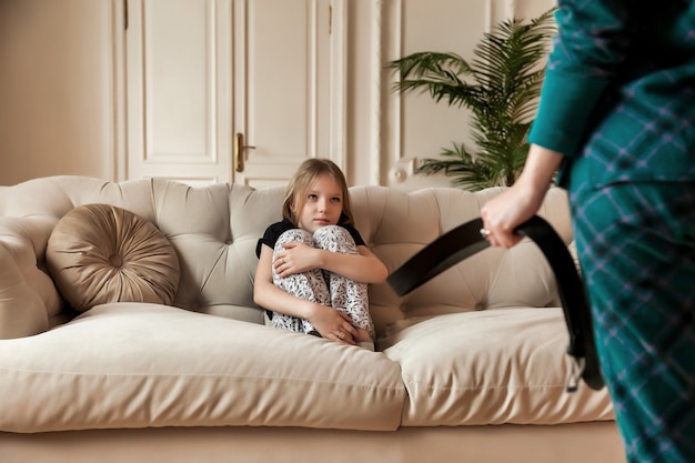 La Mere Veut Punir Son Enfant Avec Une Ceinture A La Main Une Maman En Colere