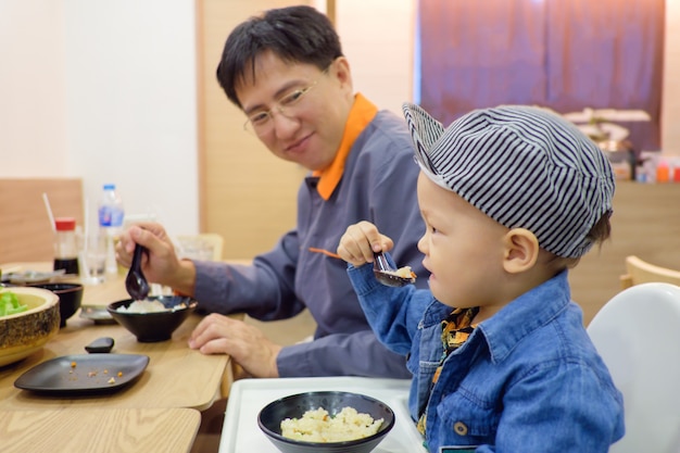 Mignon Asiatique 18 Mois Enfant En Bas Age Bebe Garcon Enfant Manger De La Nourriture Avec