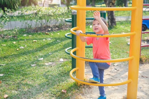 Mignon Asiatique 3 Ans Enfant En Bas Age Bebe Garcon Enfant S Amuser En Essayant De Grimper Sur Le Cadre D Escalade Au Terrain De Jeux Exterieur Photo Premium