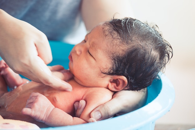 Mignon Bebe Nouveau Ne Asiatique Prendre Un Bain Dans La Baignoire Photo Premium