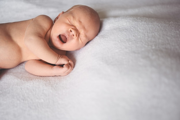 Mignon Bebe Nouveau Ne Baillant Bebe Garcon Dormant Dans Un Berceau Enfant En Bonne Sante Concept D Hopital Et Maternite Heureuse Garderie Photo Premium