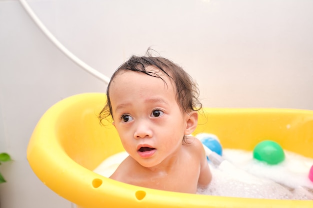 Mignon Petit Bebe Asiatique 1 An Bebe Fille Enfant S Amusant Assis Dans Une Baignoire Dans La Salle De Bain A L Interieur A La Maison Photo Premium
