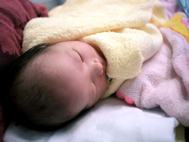 Mignon Petit Bebe Asiatique Nouveau Ne Dort Photo Premium