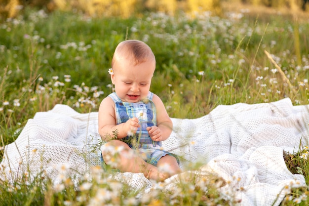 Mignon Petit Bebe Drole Enfant Jouant Avec De La Camomille Sur Le Terrain L Herbe Verte Faisant La Grimace Parce Que L Allergie Tout Petit Fronce Les Sourcils Horizontal Copiez L Espace Fond D Ete Photo