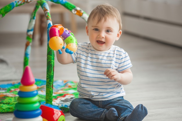 Mignon Petit Enfant Jouant A L Interieur Joli Bebe Garcon Photo Premium