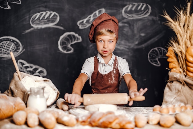 Mignon petit garçon avec toque Photo Premium