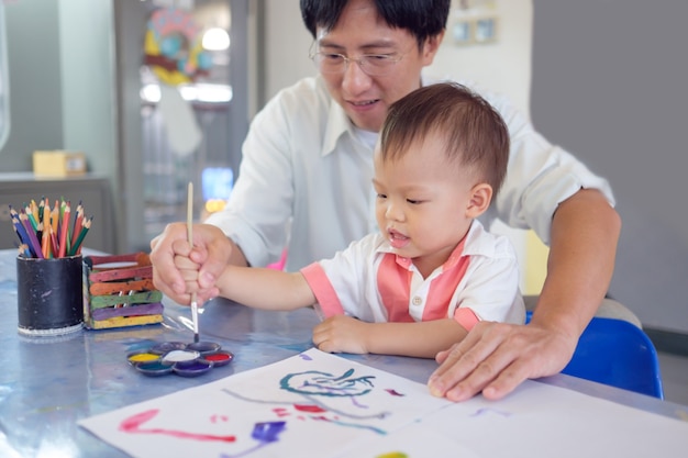 Mignon Souriant Petit Asiatique 18 Mois 1 An Enfant En Bas Age Bebe Garcon Enfant Peinture