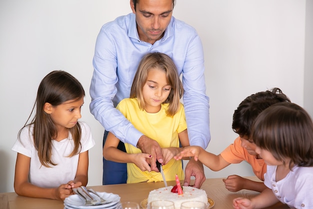 Mignonne Petite Fille Coupe Le Gateau D Anniversaire Avec L Aide Du Pere Heureux Enfants Adorables