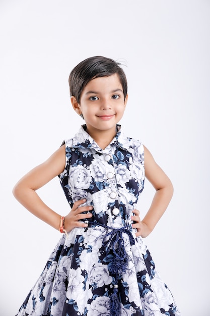 Mignonne petite fille indienne debout Photo Premium