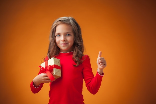 La Mignonne Petite Fille Joyeuse  Sur Fond Orange Photo 